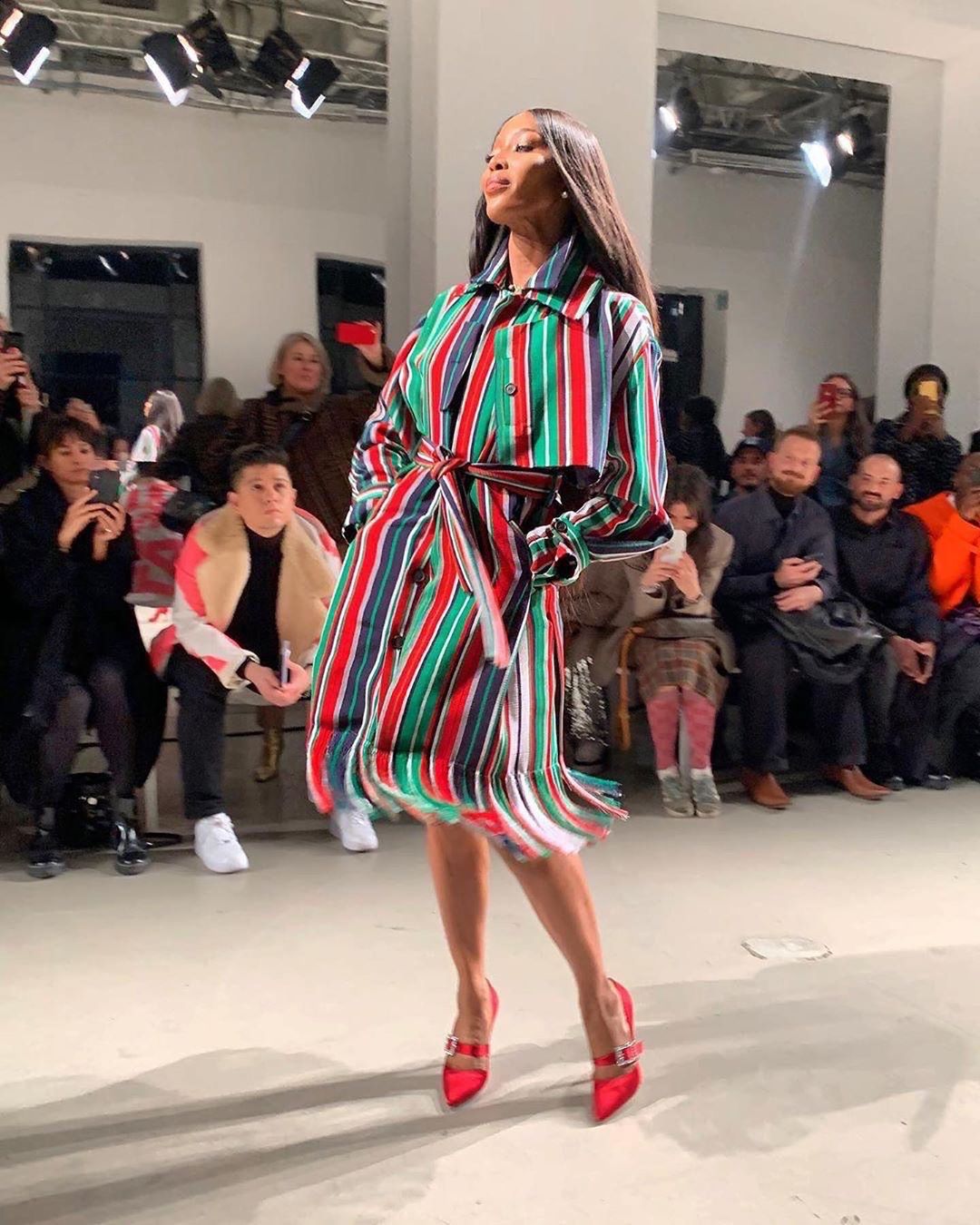 Королева подіуму: Наомі Кемпбелл блиснула стрункими ніжками в ефектній сукні