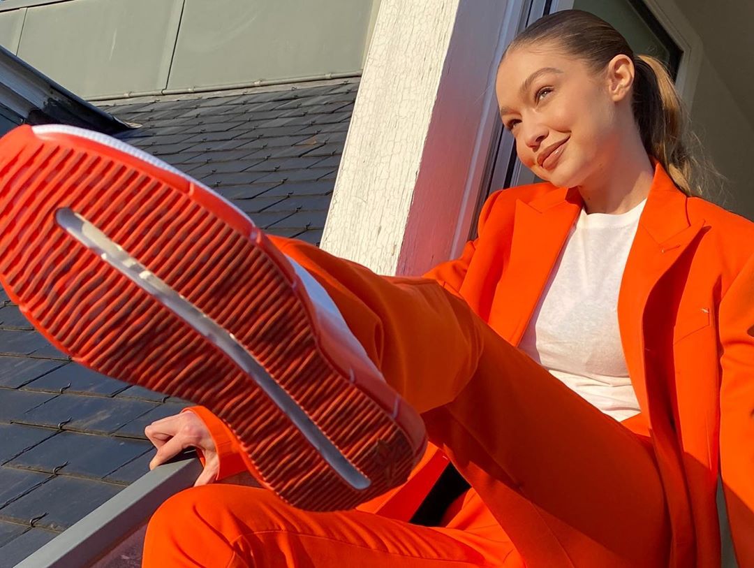 В платье-сетке и с ярким макияжем: Джиджи Хадид восхитила совершенной фигурой в откровенном образе