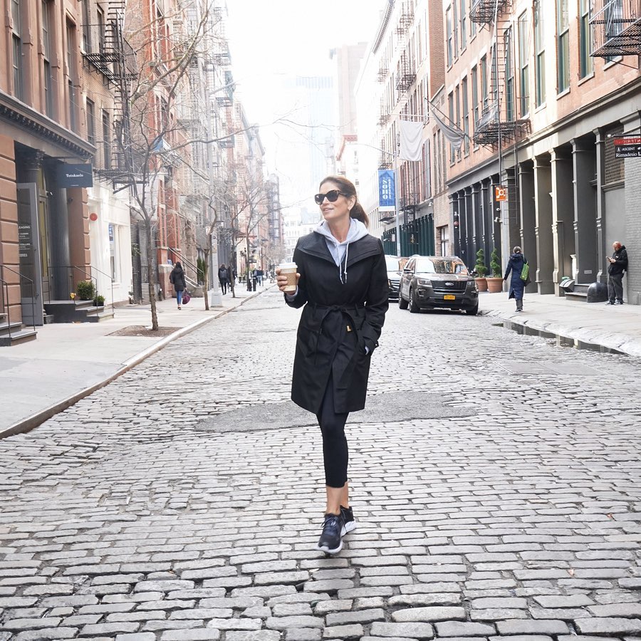 Вона бездоганна! 54-річна Сінді Кроуфорд похвалилася стрункими ніжками і тонкою талією