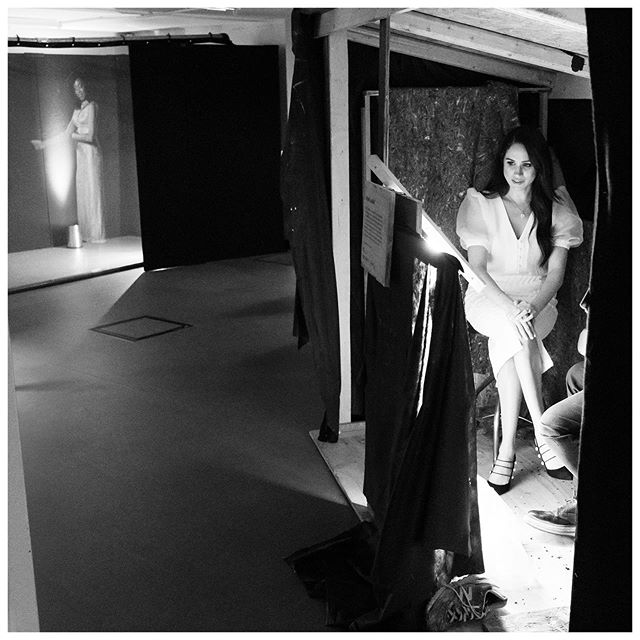 Демократично і стильно: Маган Маркл показала total white образ в блузці за 37 доларів