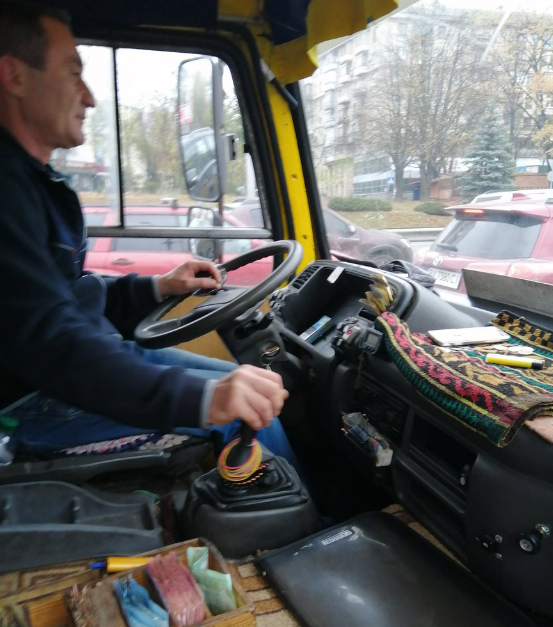 В Киеве маршрутчик цинично унижает женщин из АТО: фото "героя"