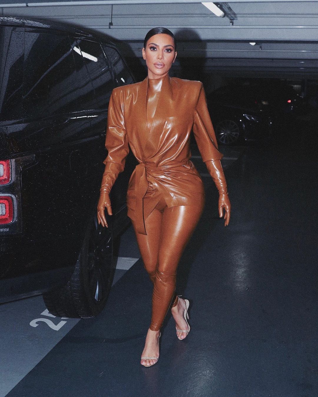 Безупречна: Ким Кардашьян показала роскошную фигуру в деловом костюме