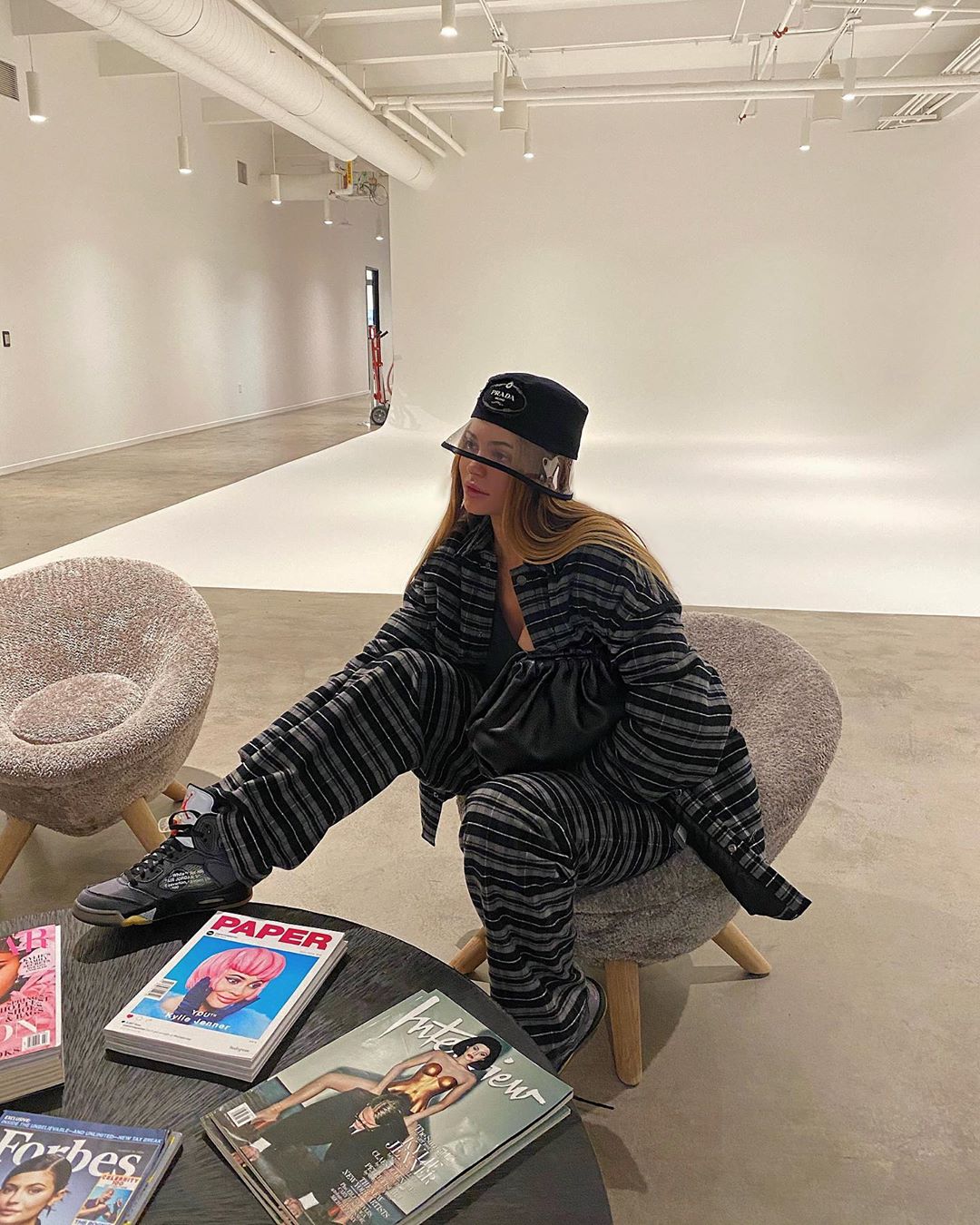 В образі &quot;ув'язненого&quot;: Кайлі Дженнер викликала невдоволення в мережі несподівано стриманим вбранням