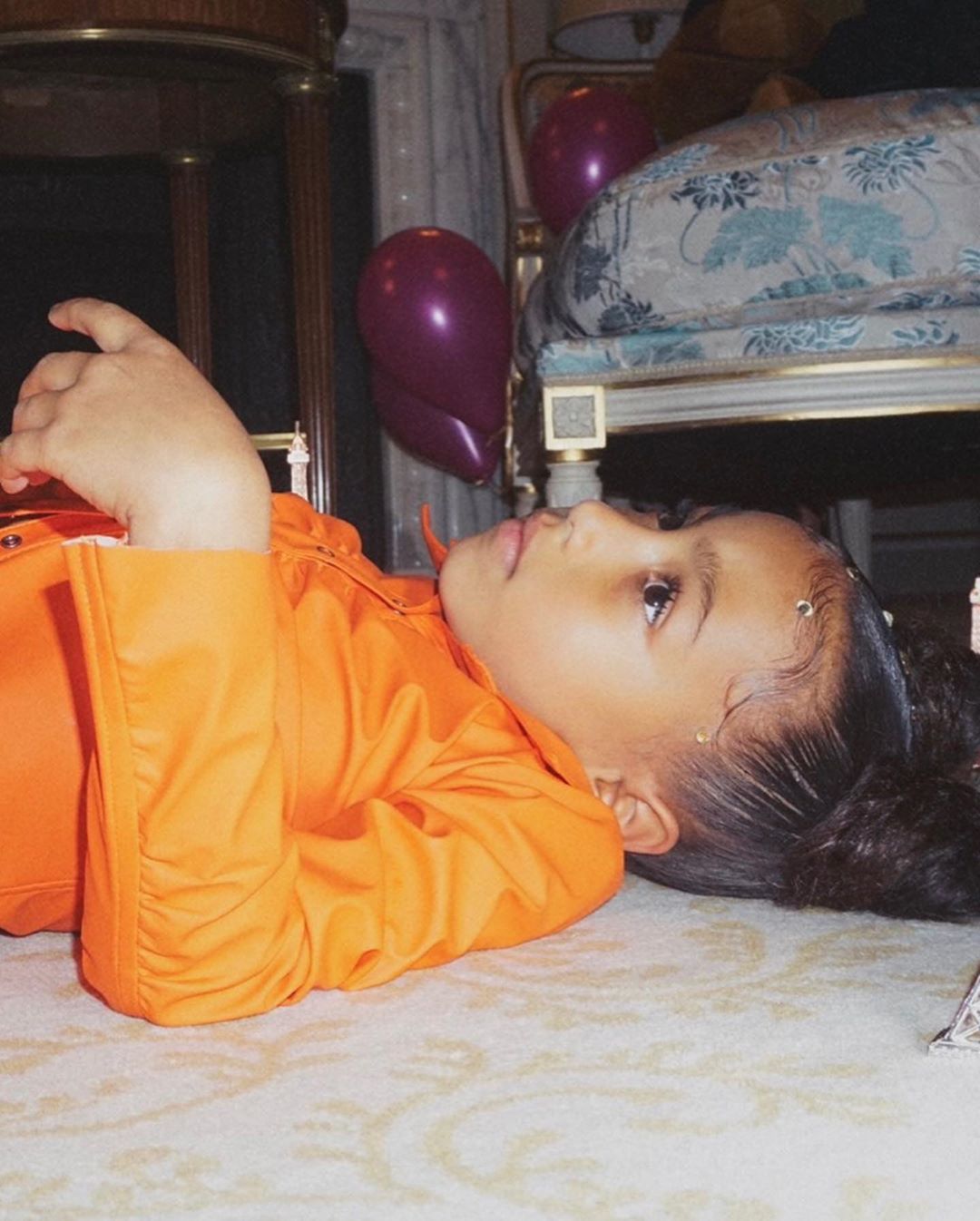 Мамины модницы: Ким Кардашьян демонстрирует страсть дочек к стильным нарядам