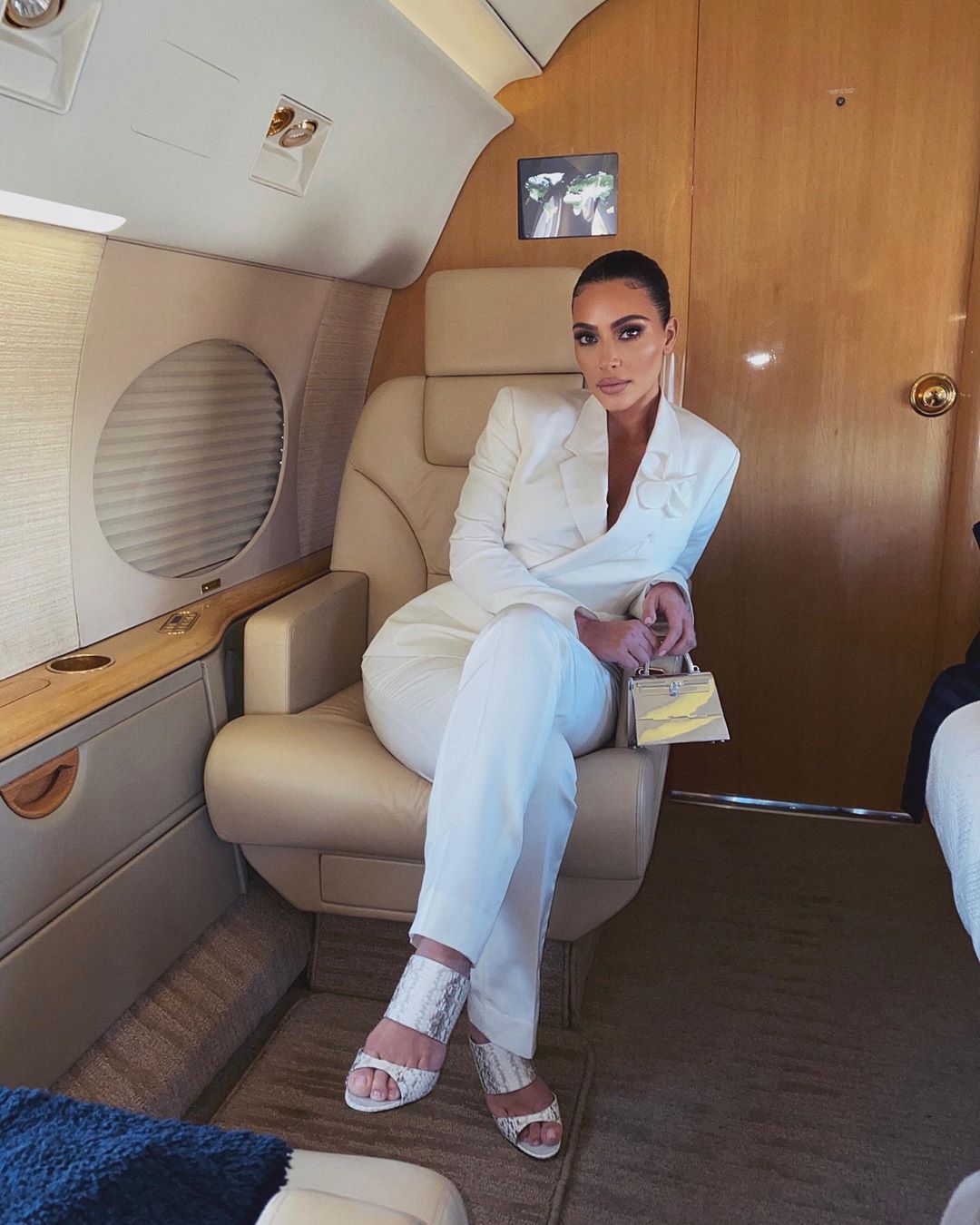 Безупречна: Ким Кардашьян показала роскошную фигуру в деловом костюме