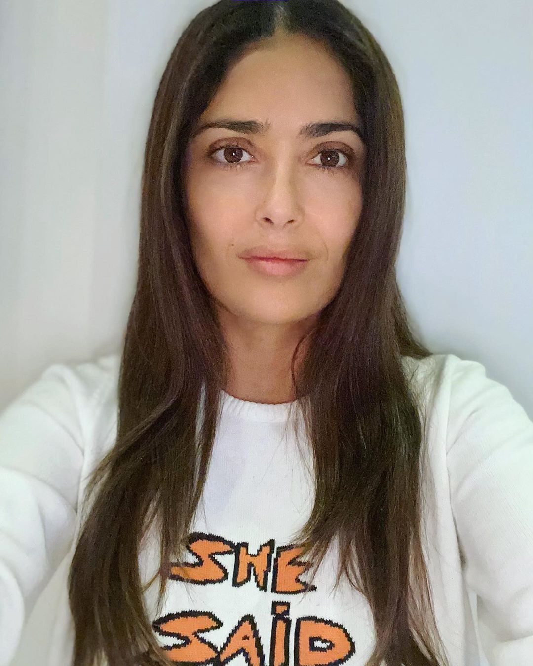 Ей точно 53? Сальма Хайек поразила сеть красотой на фото без макияжа