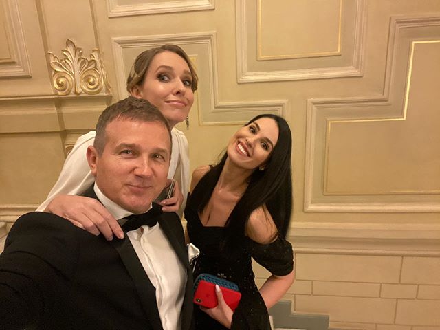 Мужчины завидуют: Горбунов неожиданно засветился в компании двух очаровательных спутниц