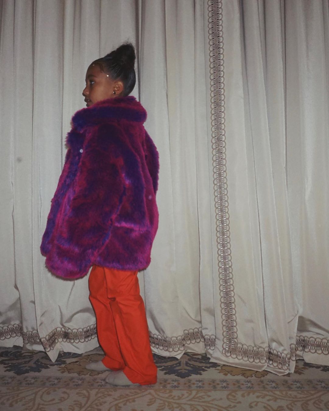 Мамины модницы: Ким Кардашьян демонстрирует страсть дочек к стильным нарядам