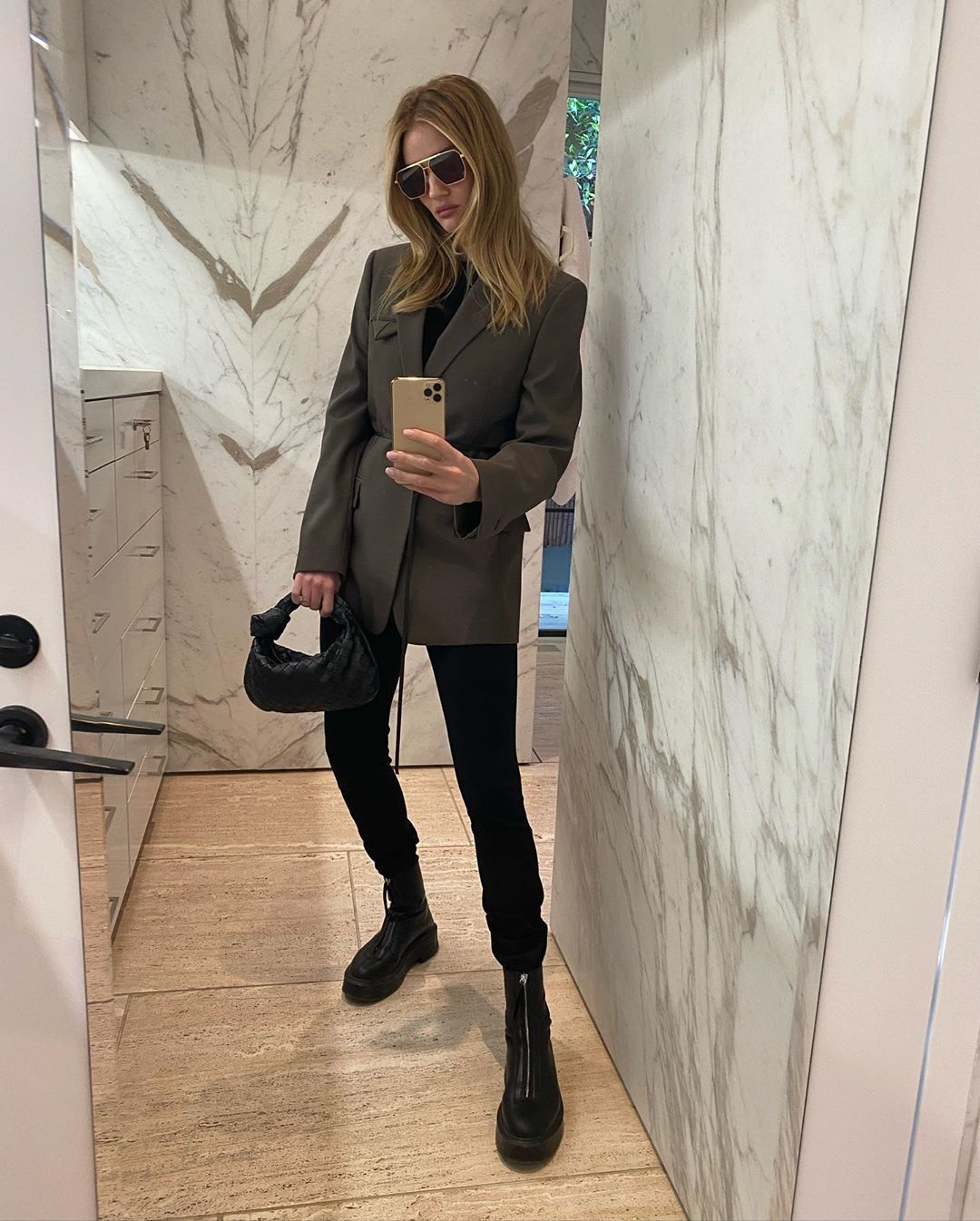 Уроки стилю: Роузі Хантінгтон-Уайтлі демонструє 10 трендових образів весни