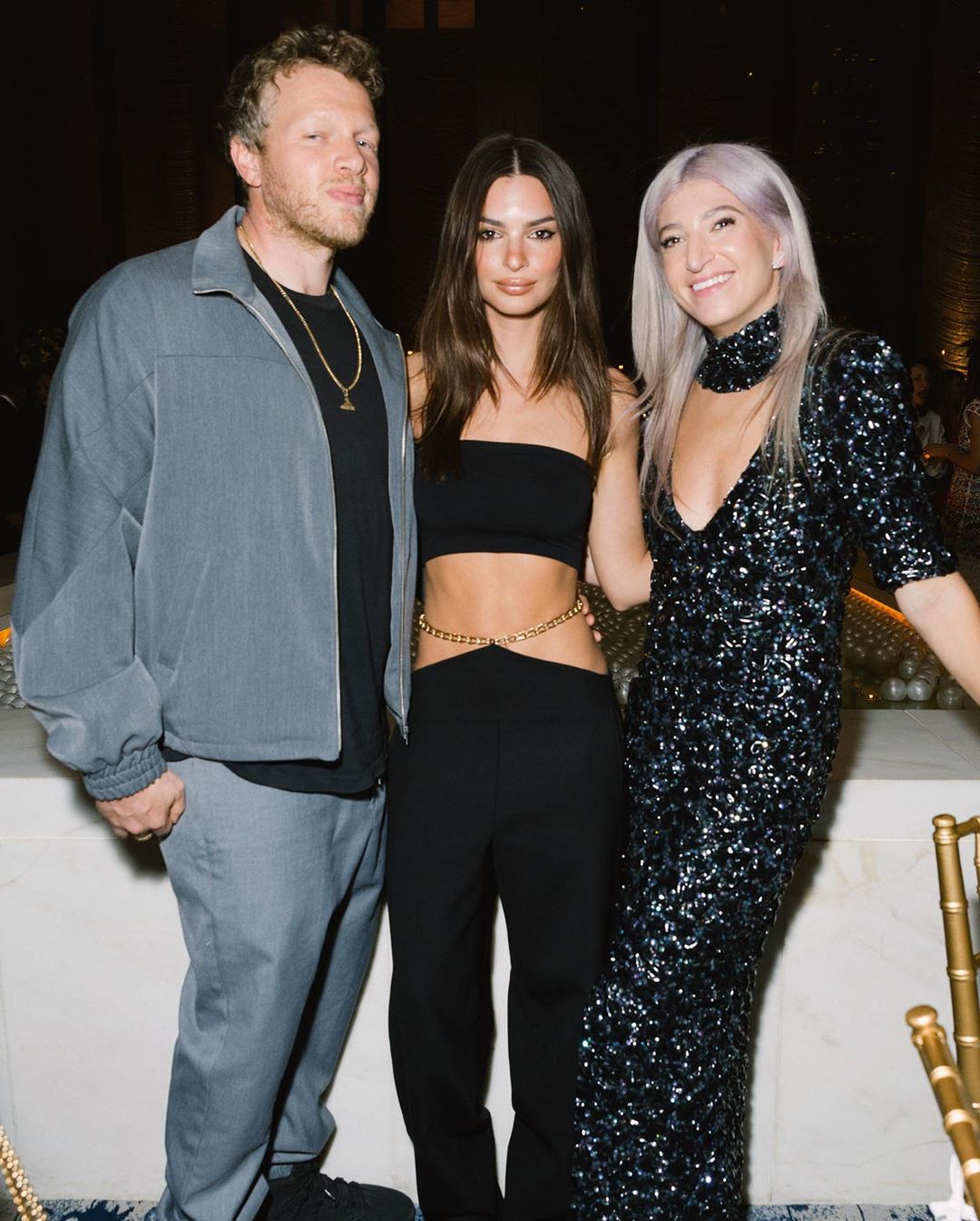 Идеальна с головы до ног: Эмили Ратаковски блистает в эффектном платье от украинского дизайнера