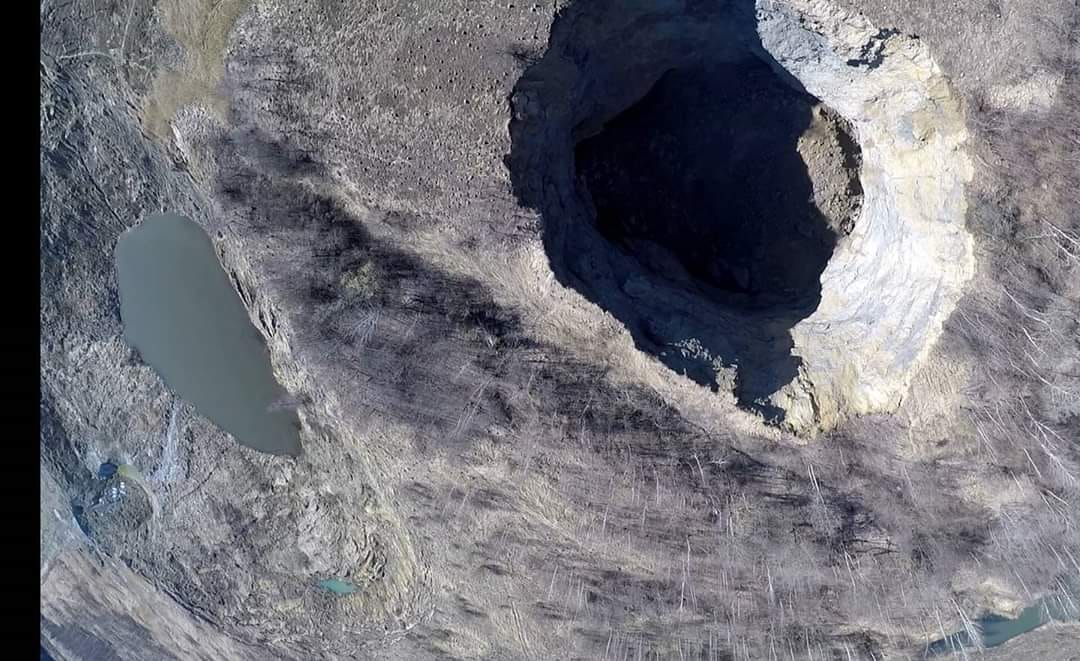 Под Львовом образовался провал глубиной 100 метров: дорога частично перекрыта