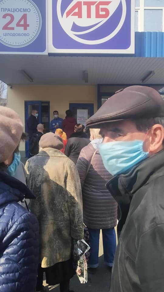 В Киеве пенсионеры берут штурмом банки: что происходит в столице