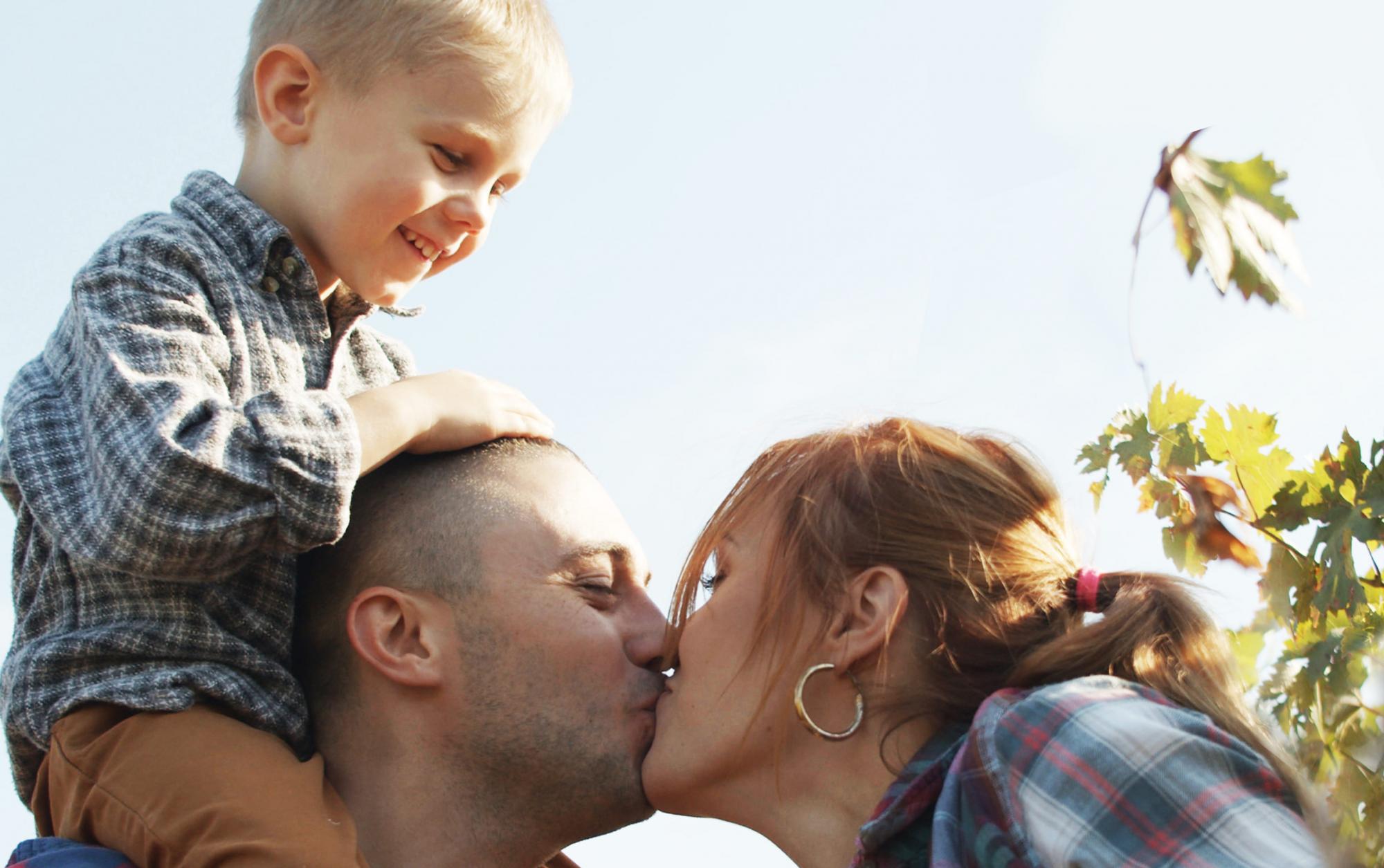 Тарас Тополя показал эксклюзивное архивное видео семьи в новом клипе группы "Антитела"