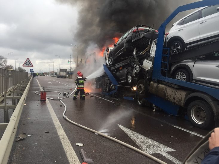 У Рівненській області зіткнулися та загорілися два вантажні автомобілі, є загиблий