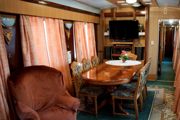 Кухня, кабінет і навіть душ: скільки коштує проїхатися у VIP-вагоні від Укрзалізниці