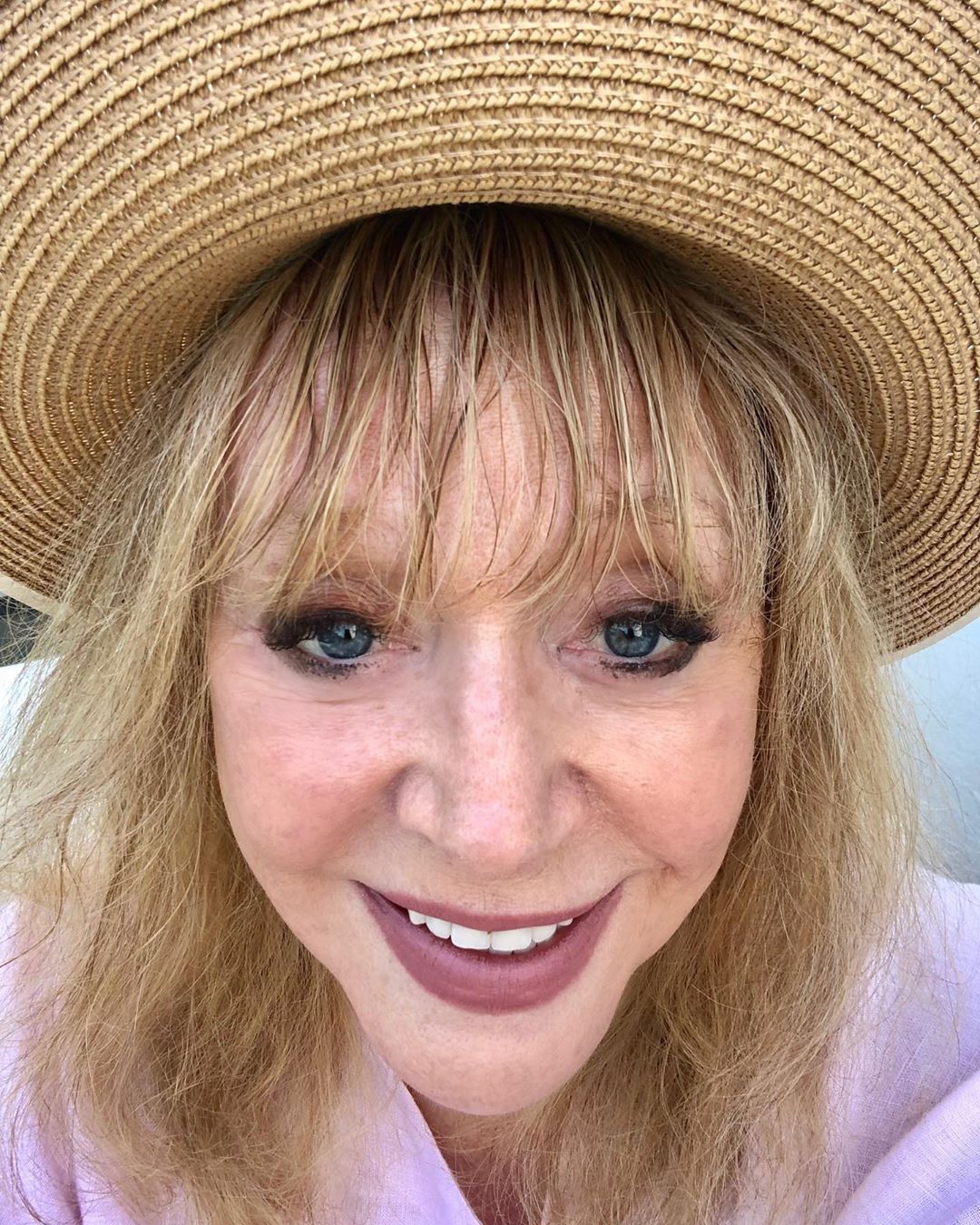 Пугачева в веснушках озадачила фанатов помолодевшим видом