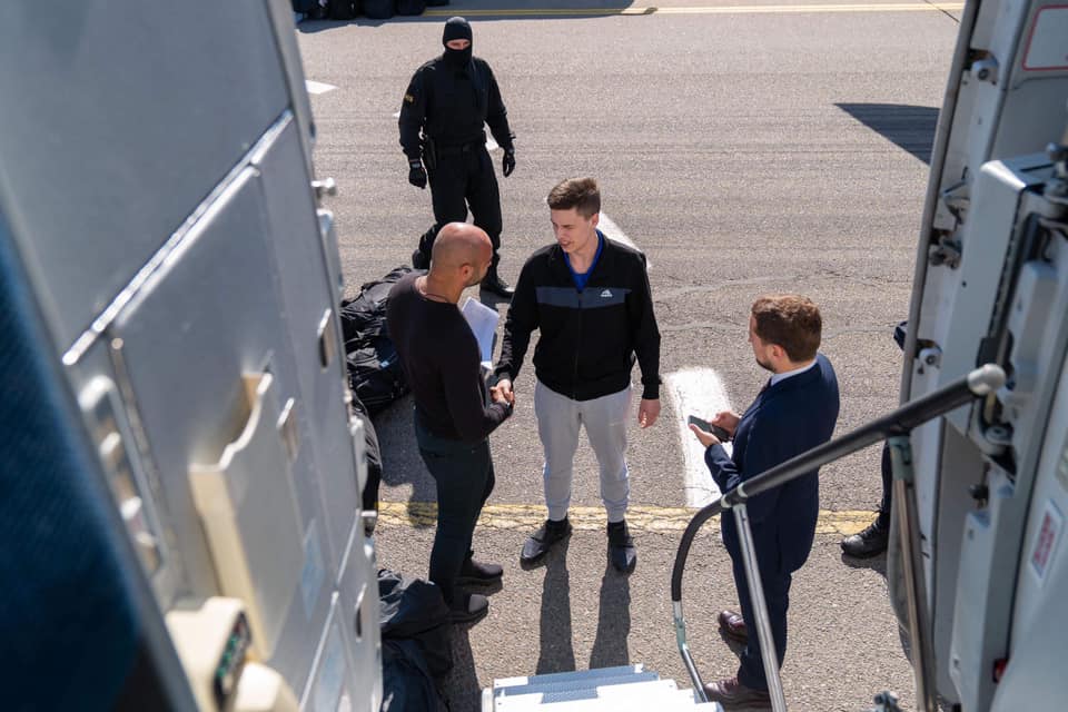 Соратники Зеленського показали, як вивозили полонених з Москви (фото)