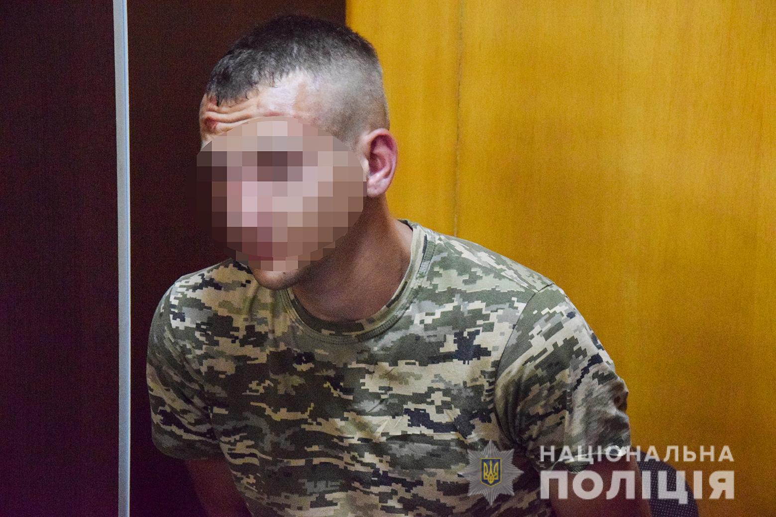 У Миколаєві військовий займався розбоєм: наскочник на мопеді грабував жінок (відео)