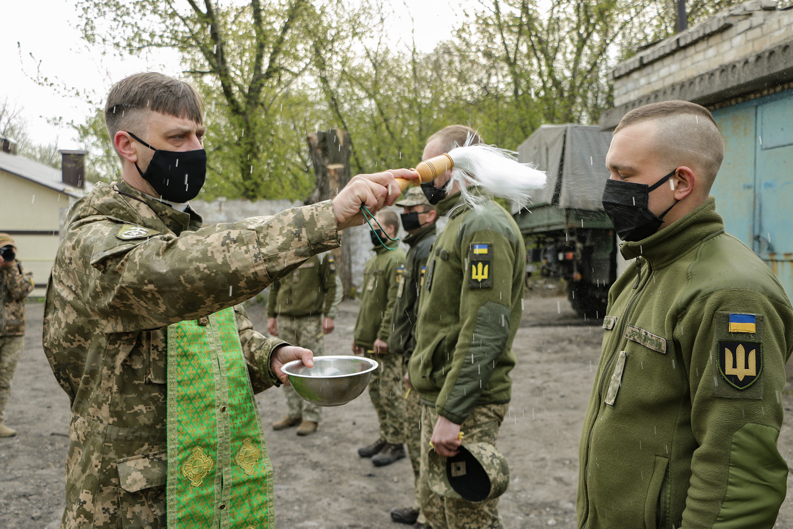 Украинские боевики встретили Пасху на Донбассе: впечатляющие фотографии