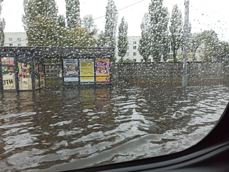 Авто ныряют по фары, транспорт стал: Киев поплыл после ливня (фото и видео)