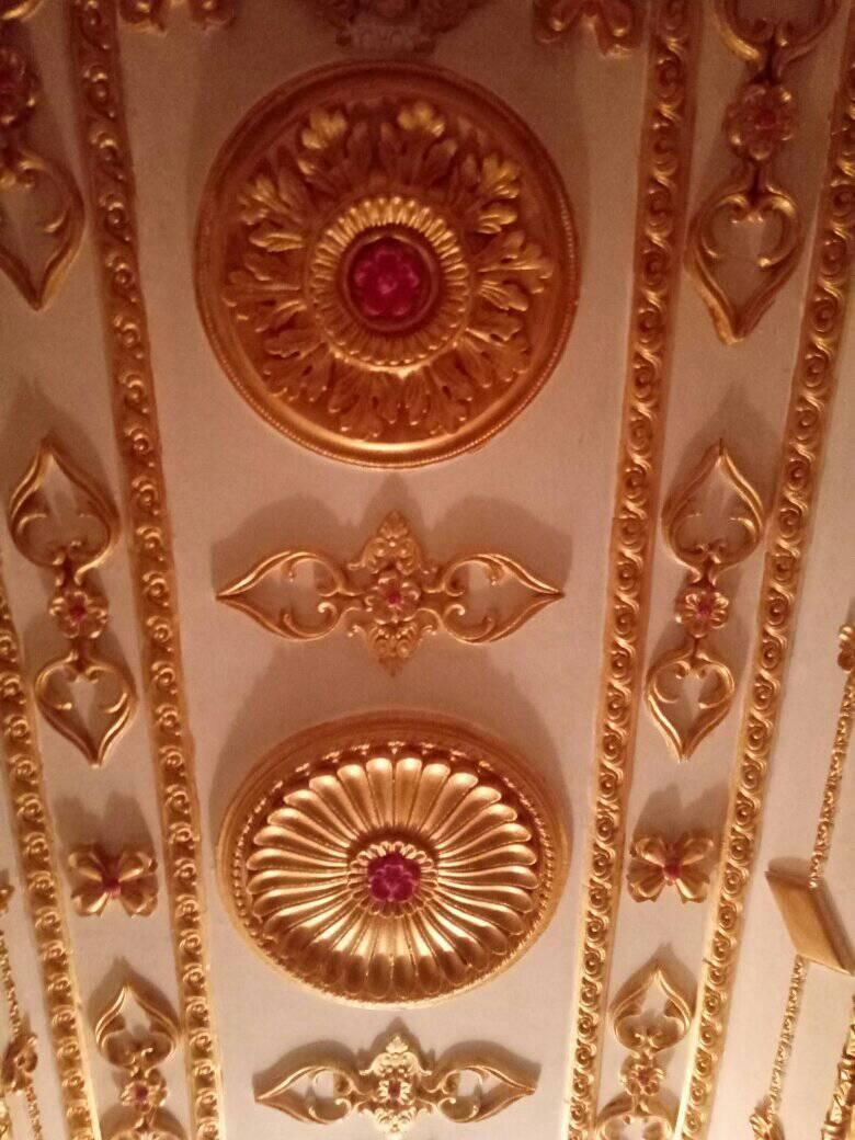 Пенсіонер перетворив під'їзд в Києві на справжній Версаль: ліпнина, позолота і багато картин