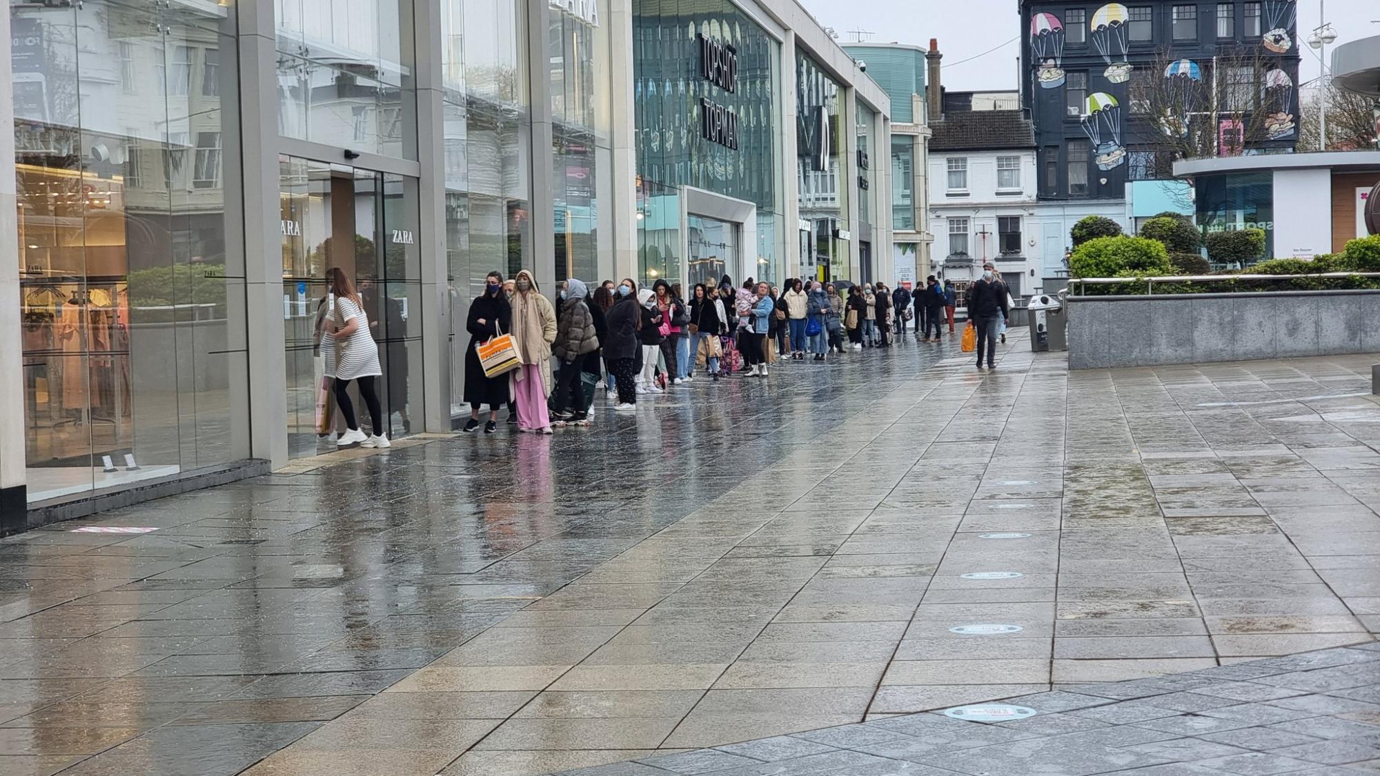 Британці наповнили паби і перукарні після ослаблення карантину: фото та відео з вулиць &quot;вільних&quot; міст