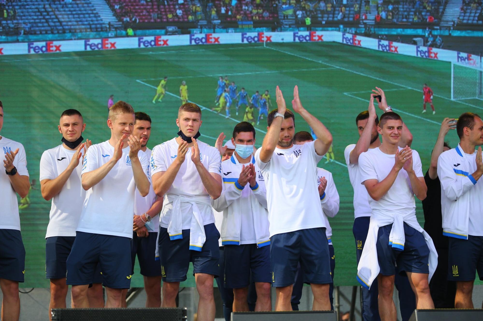 Сборная Украины вернулась домой: яркие фото и видео из &quot;Борисполя&quot;