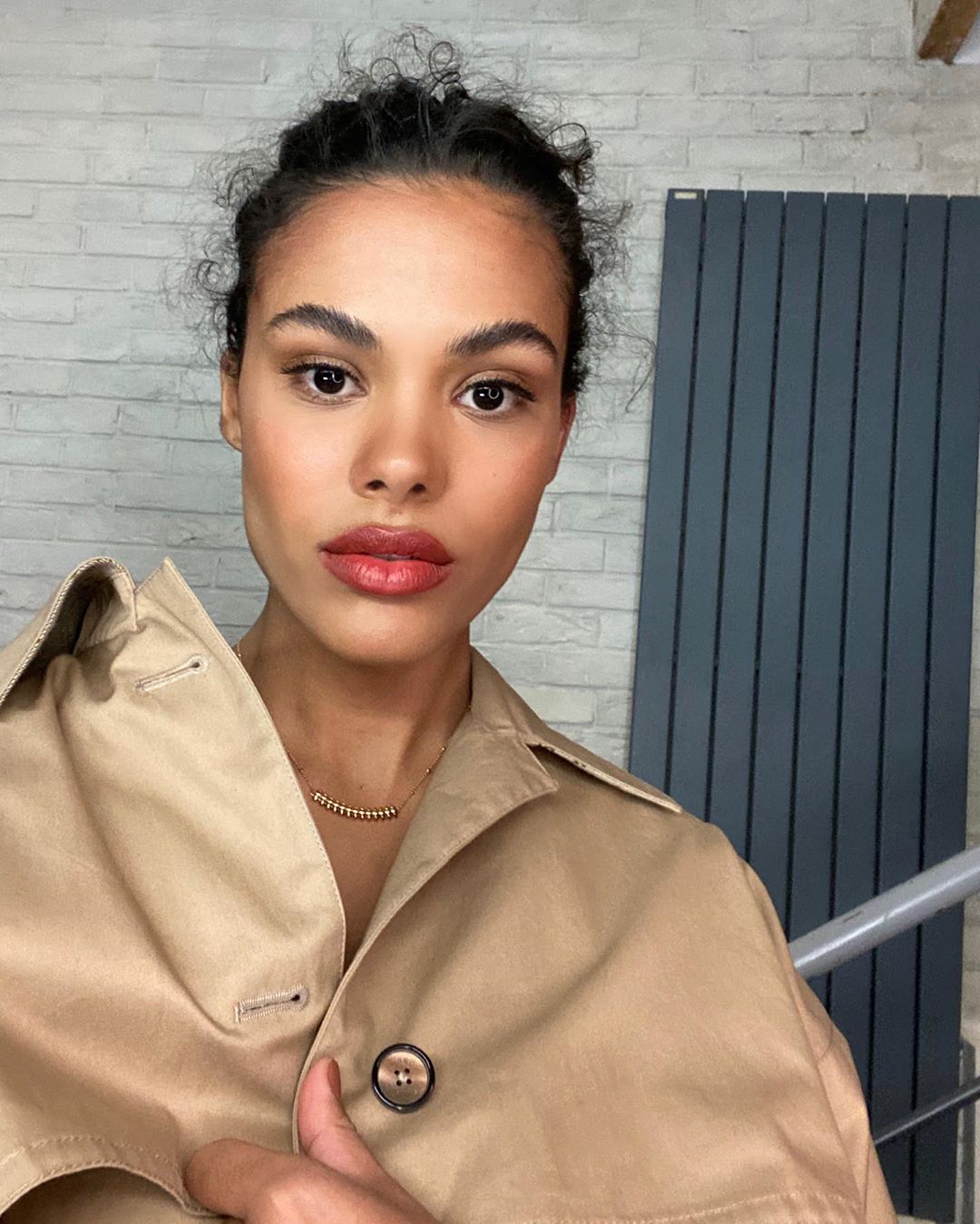 Стильна і сяюча: Тіна Кунакі демонструє трендові речі весни для Elle Італія