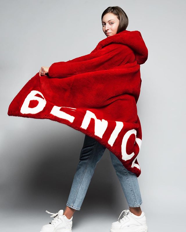 В кожаном корсете и сочной шубке: дочь Оли Поляковой вызвала фурор ярким фотосетом