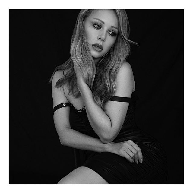 Женственный соблазн: Тина Кароль заворожила пикантным фото в мини