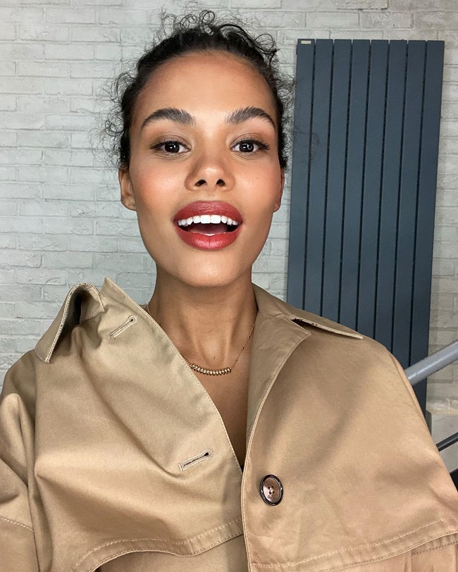 Стильна і сяюча: Тіна Кунакі демонструє трендові речі весни для Elle Італія