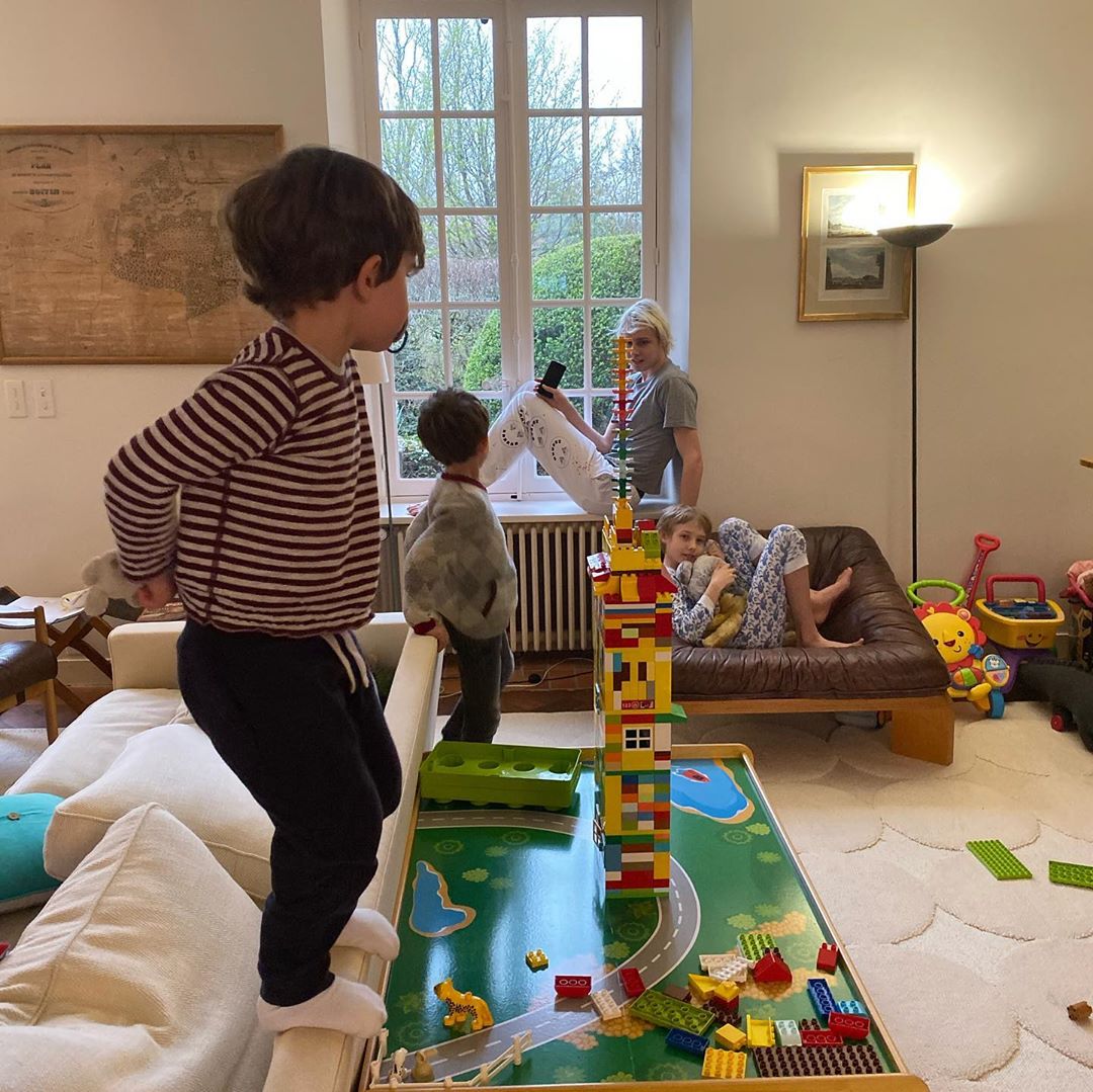 Всі при ділі: Наталя Водянова показала, чим займається з дітьми і чоловіком на карантині