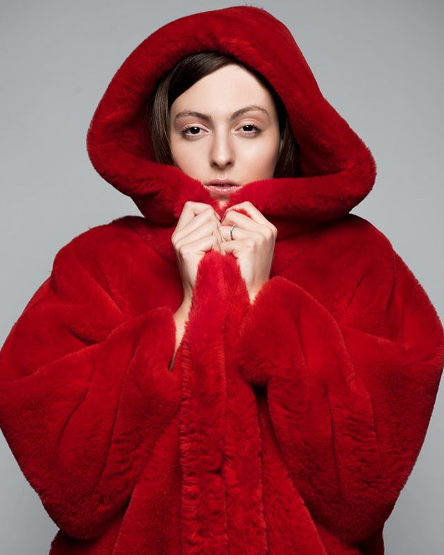 В кожаном корсете и сочной шубке: дочь Оли Поляковой вызвала фурор ярким фотосетом