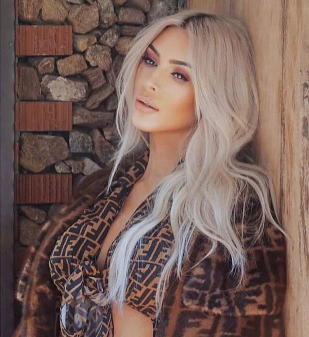 Так идеальна: Ким Кардашьян в образе роскошной блондинки покорила сеть