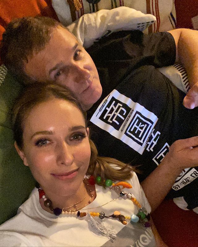 Пример многим семьям: Осадчая и Горбунов очаровали нежностью на домашнем селфи