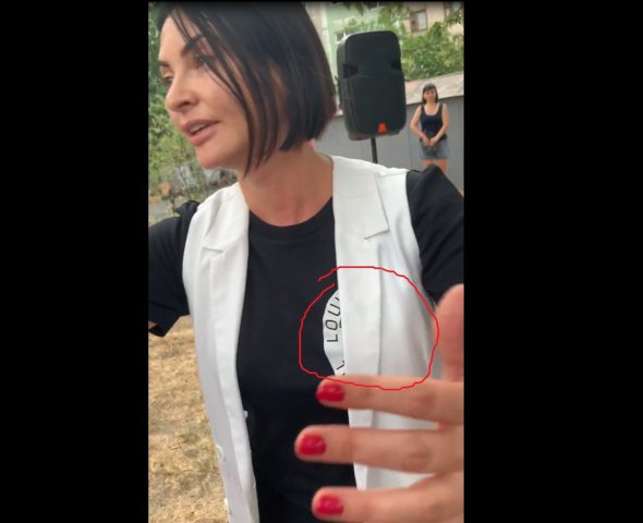 Футболка от Louis Vuitton: кандидат в депутаты пришла к пенсионерам в дорогой обновке