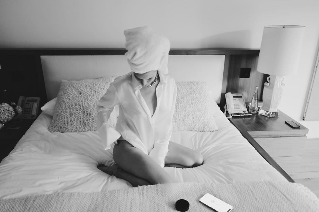 Роузі Хантінгтон-Уайтлі захопила ідеальним тілом на відвертих фото з власного ліжка