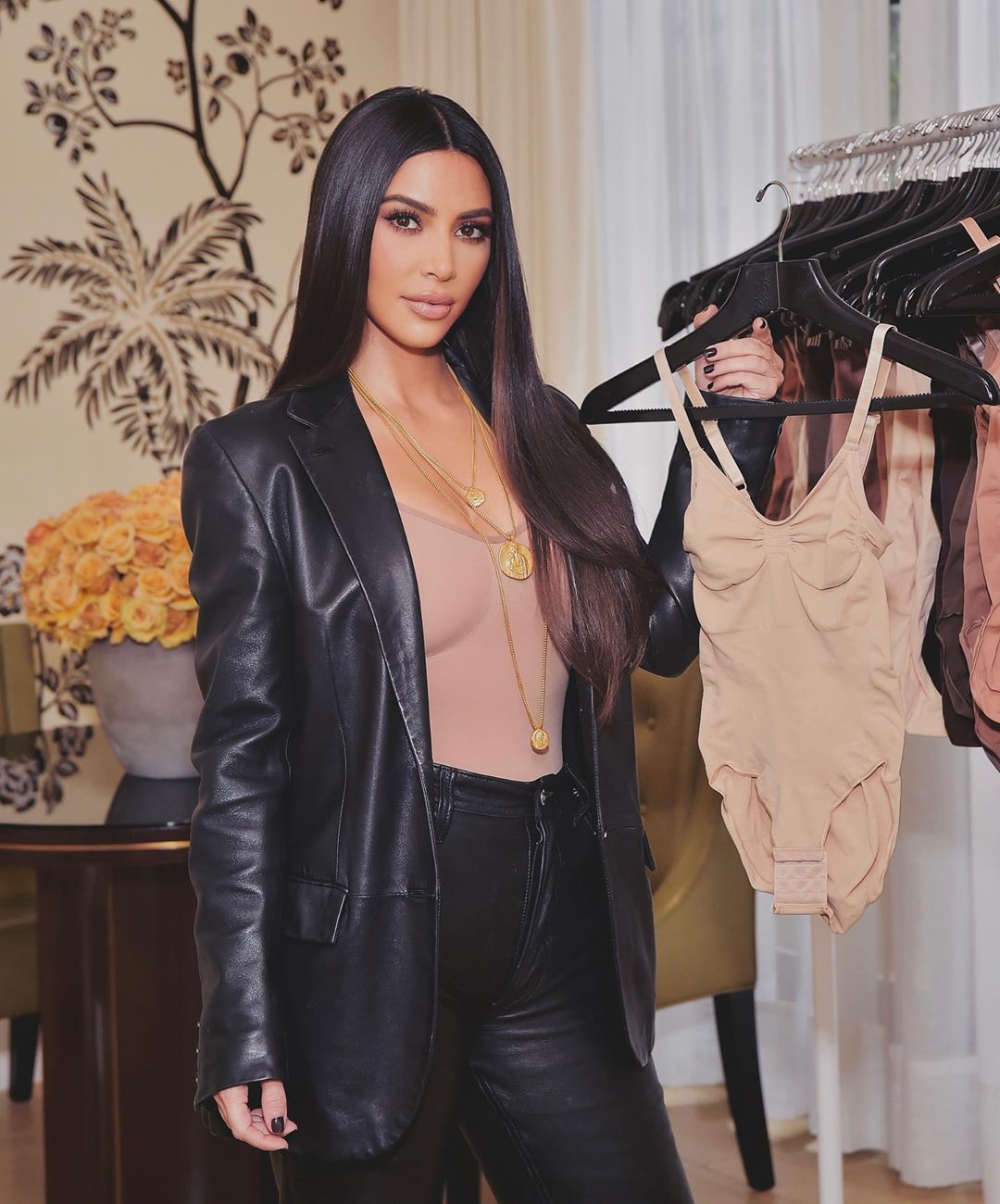 У шкіряному костюмі і облягаючому боді: Кім Кардашьян демонструє пишні форми в стильному total look