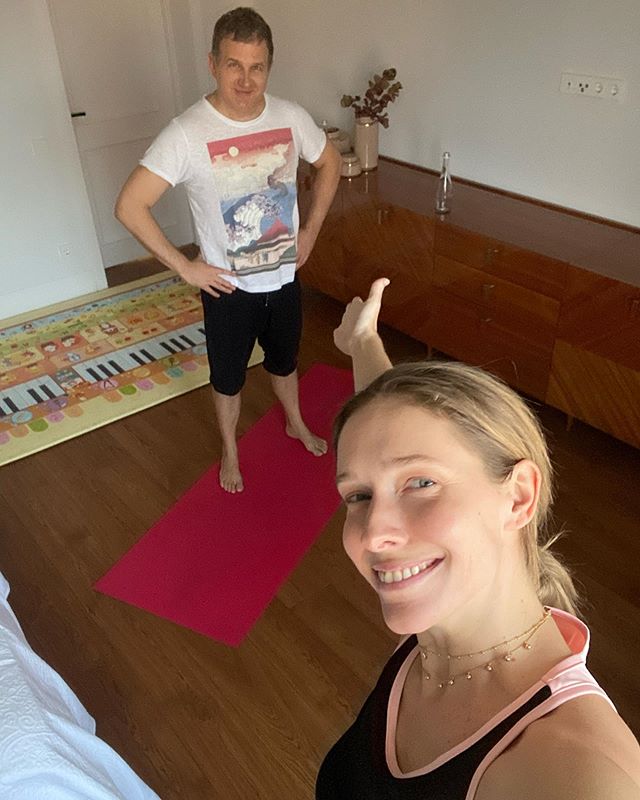 Йога для двох: Осадча та Горбунов захопили сімейним спортивним тренуванням