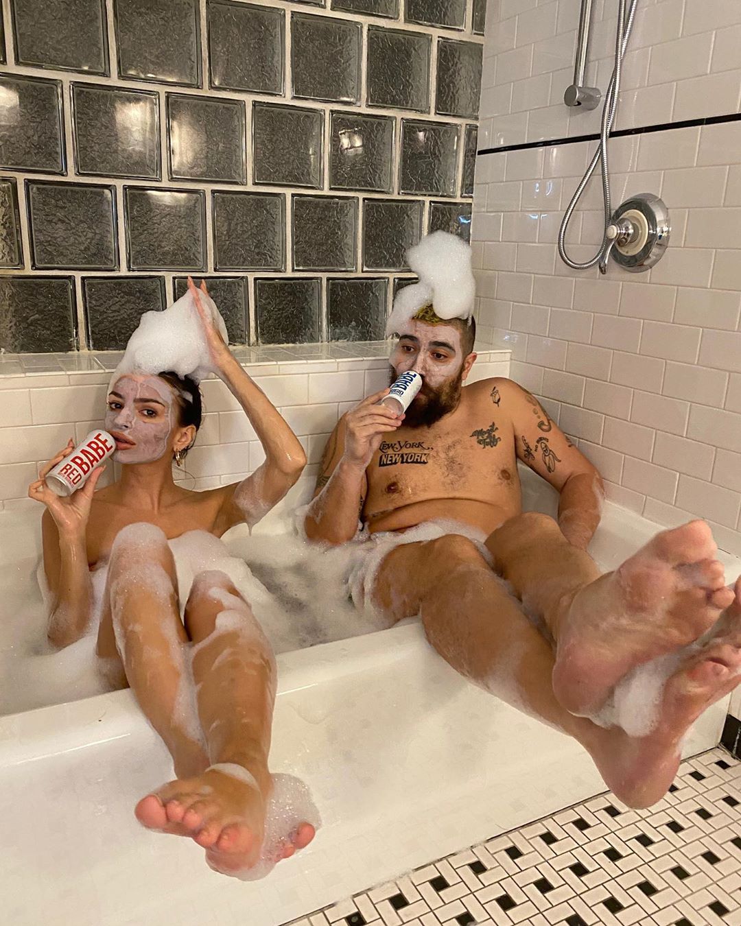 Полуголая на полу: Эмили Ратаковски соблазняет горячими фото из личного архива