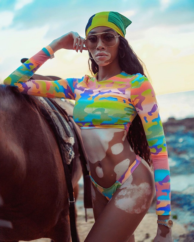 Спокуслива наїзниця: напівоголена Вінні Харлоу похвалилася ідеальним тілом в екзотичному вбранні