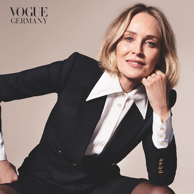 Идеальная женщина: 62-летняя Шэрон Стоун блистает в дерзком наряде с трендовым принтом