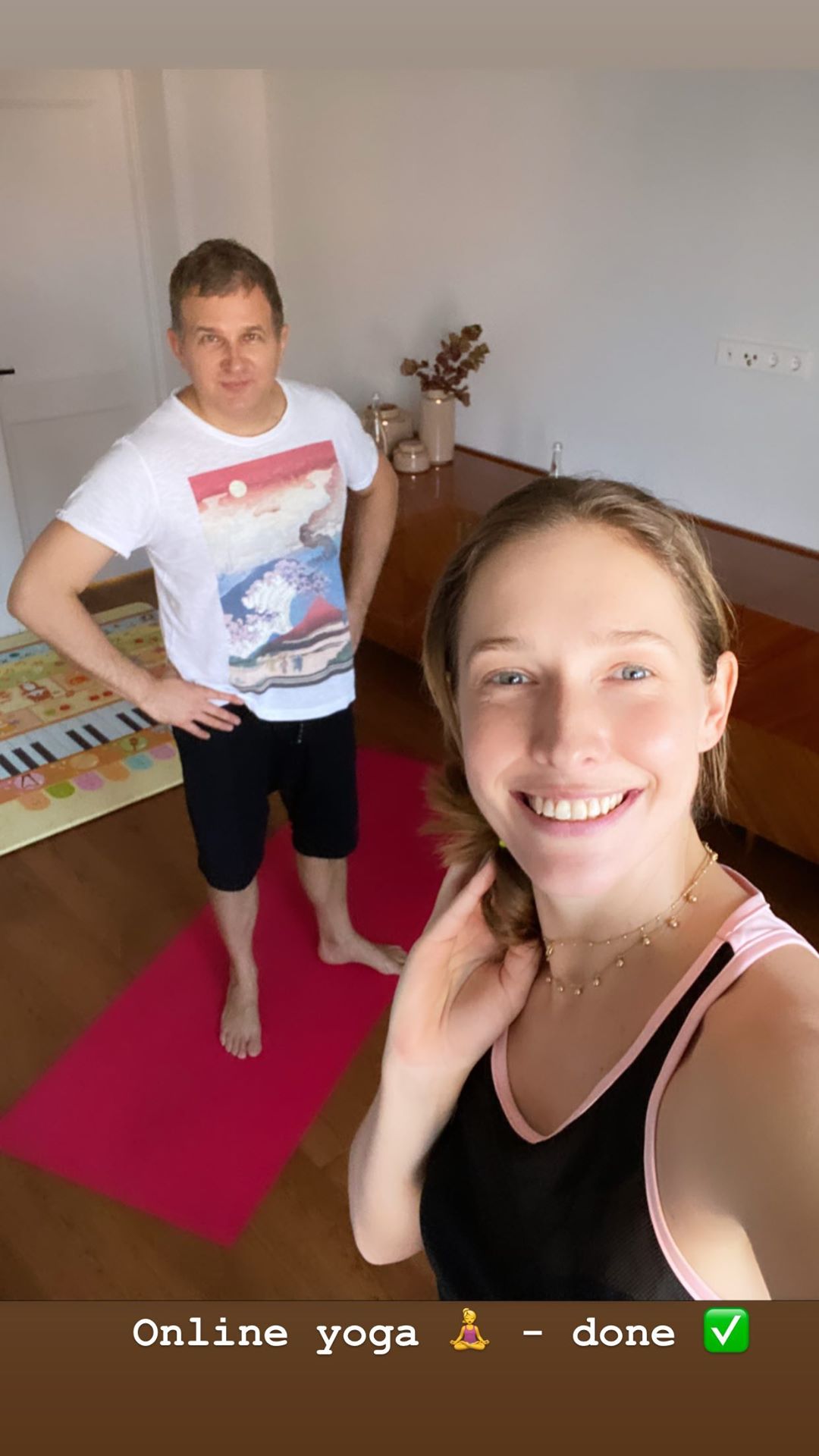 Йога для двох: Осадча та Горбунов захопили сімейним спортивним тренуванням