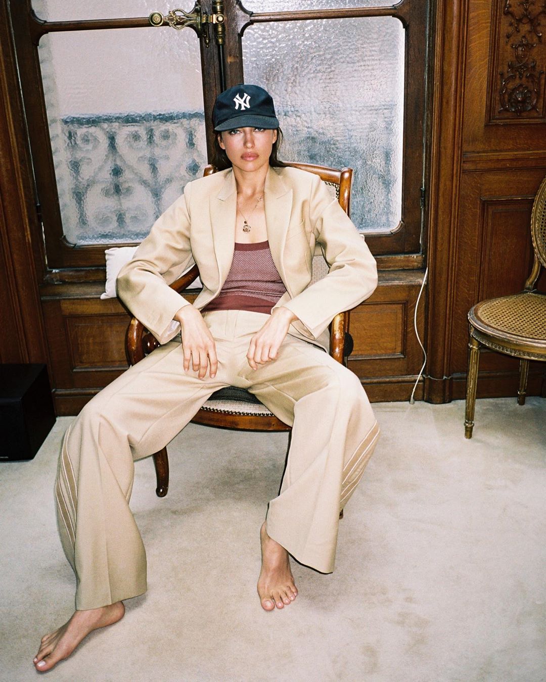 Одна вдома: Ірина Шейк захопила розкішним тілом у відвертих вбраннях для нової зйомки