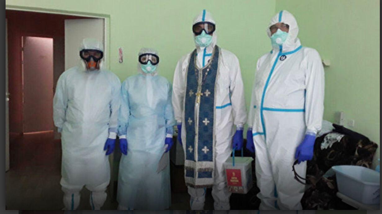 В РПЦ священникам выдают &quot;противоковидные рясы&quot;: фото взорвало сеть