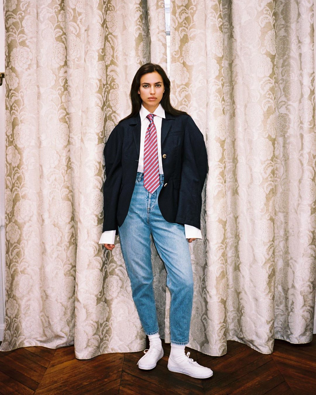 Одна вдома: Ірина Шейк захопила розкішним тілом у відвертих вбраннях для нової зйомки