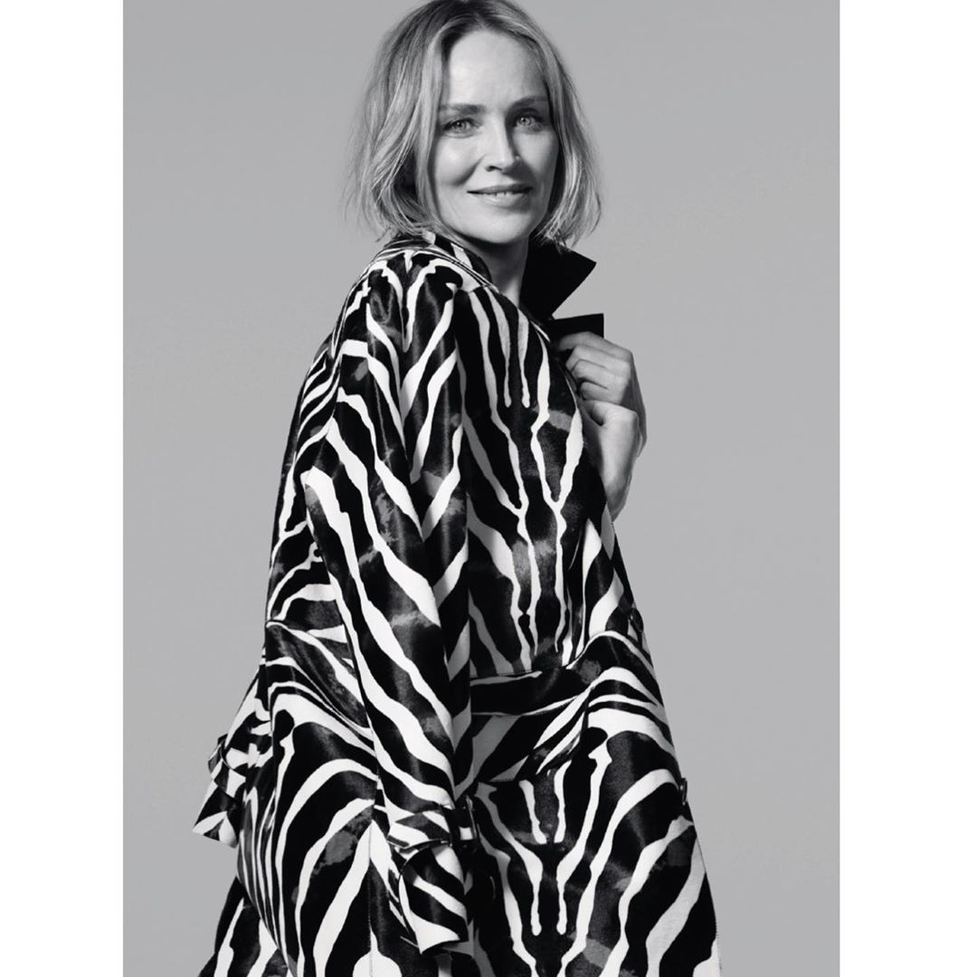 Идеальная женщина: 62-летняя Шэрон Стоун блистает в дерзком наряде с трендовым принтом