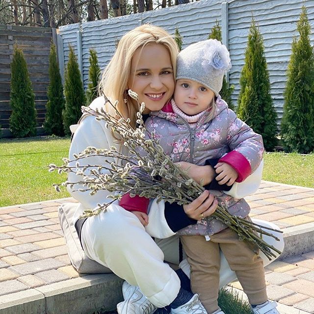 Такие светлые! Солнечная Лилия Ребрик с доченькой очаровала сеть праздничным настроением