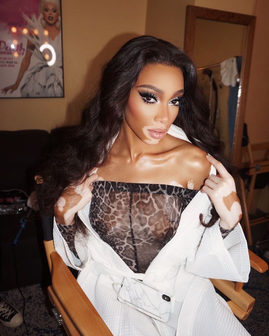 Соблазнительна даже дома: Винни Харлоу демонстрирует стройное тело в комфортном наряде