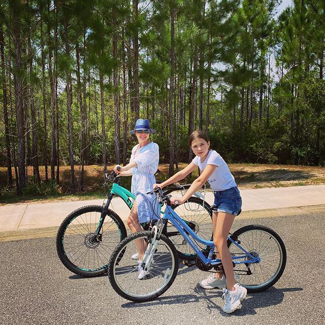 Модель выросла: Лилия Подкопаева очаровала велопрогулкой с подросшей доченькой